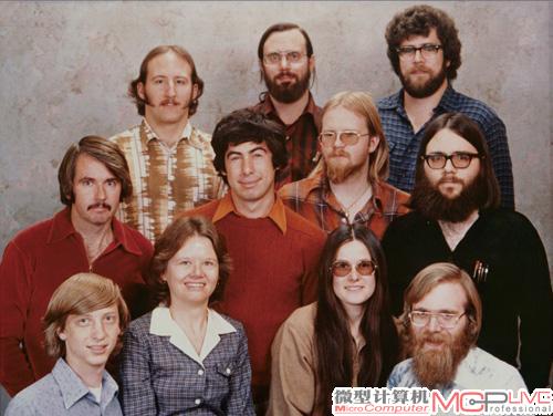 比尔·盖茨(左下)、保罗·艾伦(右下)和初的微软团队
