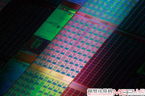 未来的CPU核心将会越来越多，但也终究有一个终点。图为英特尔研究的超级多核处理器的晶圆，单芯片就能达到万亿次浮点运算能力。