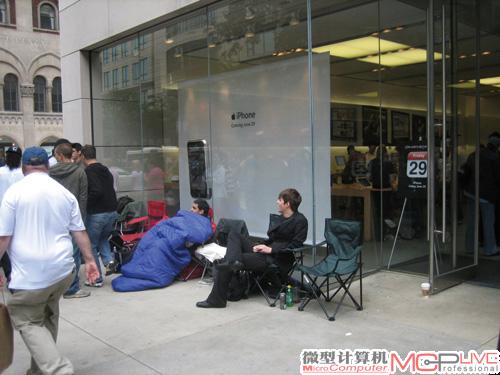 6月28日下午2点，苹果专卖店前就有人开始排队了。看这架势，他们是打算通宵排队，装备齐全。