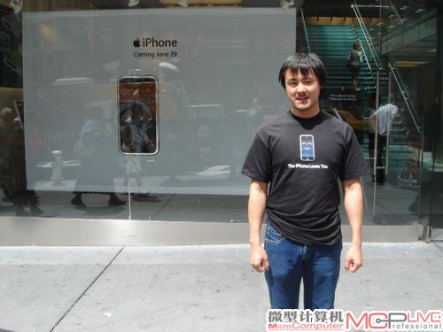 在发布前夕，苹果专卖店制作了一些印有“The iPhone Loves You”的衣服，派发给能够回答上几个简单问题的人。理查德得到了两件。