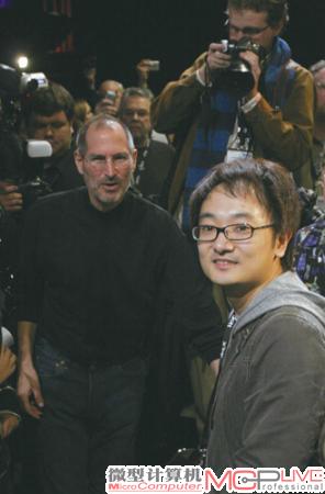 本刊记者在Macworld 2008大会上与布斯合影，这或许是中国记者后一次与乔布斯的合影，在这位传奇人物遗憾离世的今天，弥足珍贵。