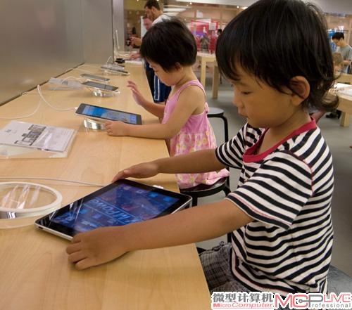 即便是孩子，对iPad的兴趣也非常浓厚，这或许会成为电子信息化教育的一个契机。