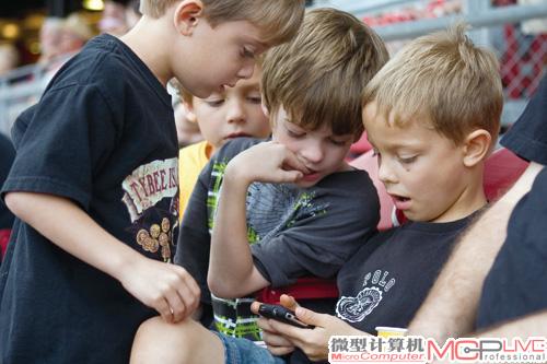山姆和杰克一家去看棒球比赛，但显然孩子们对iPhone游戏更感兴趣