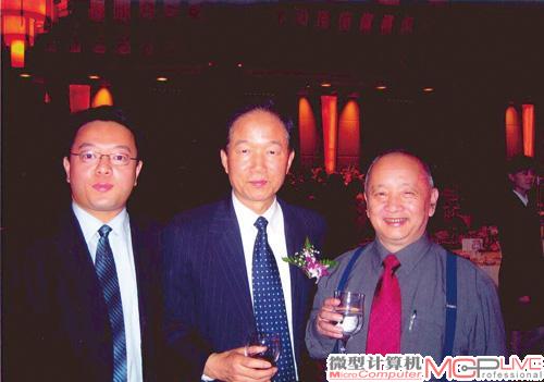 2004年陈春先教授（右一）在四通公司成立二十周年酒会上。