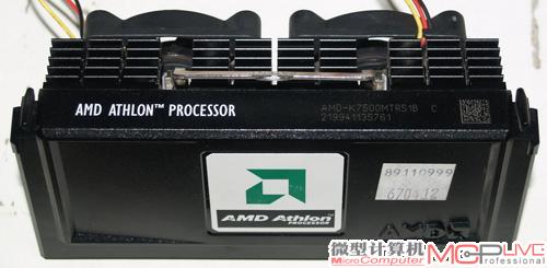 图4 Slot A封装的第一代Athlon处理器。