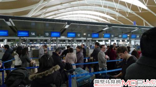 在上海浦东国际机场转乘国际航班。对于国际航班，可得要提前多些到。还有十多分钟才开始办票的时候，就已经这架势了，啧啧。