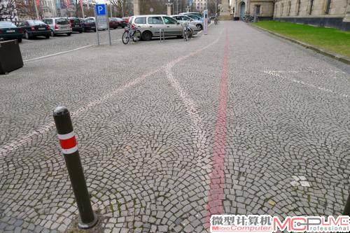 这条红线长约4.2公里，几乎串联了汉诺威的所有景点，是汉诺威的特色之一。不过这条红线也并不是一成不变的，我们看到了很多个变化的痕迹。