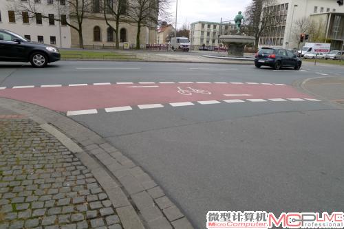 公路上这种自行车道的标志随处可见，不是就有骑着车的人们走过。