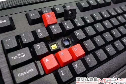 游戏键盘的几个主要按键都采用了机械轴。