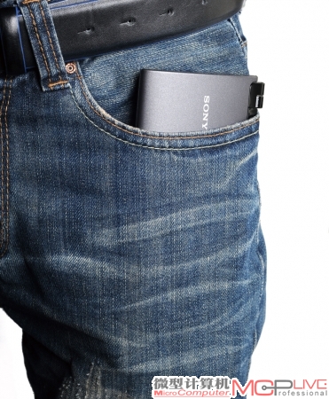 Sony Tablet P可以非常轻松的放在裤兜里面，即便是紧窄的牛仔裤也没有问题。