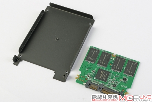 海盗船Accelerator SSD的PCB板很小，这也与它的产品定位有关。