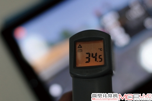 背部芯片处温度为40℃时，屏幕温度高处为34.5℃。