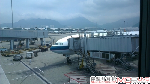 6.3日，MC先期团队乘坐HK航空，第一批赶赴台北参加ComputeX 2012。由于众所周知的原因，我们是通过重庆→香港→台北的方式抵达台北的，会途径香港。和陈旧的台北桃园机场相比，香港机场确实现代了不止一个档次。