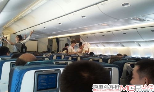 登上了香港国泰航空去往台北，是一辆大型飞机，应该是波音747或者空客A380。