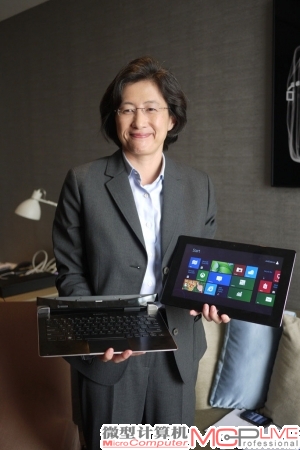 AMDAMD高级副总裁兼全球业务部门总经理Lisa Su博士在接受本刊记者专访后，向我们展示基于AMD第二代APU的Windows 8平板。它不仅仅是一款平板，还能够通过底座扩展成为标准的笔记本电脑。性能游戏，造型轻薄。