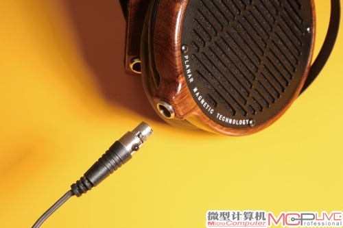 线材可插拔是高端耳机的必有设计，LCD-2同样支持线材更换。