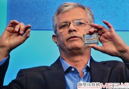 英特尔在展会上展示的Xeon Phi芯片，和普通CPU大小相当。