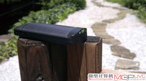 手机的电池后盖被太阳能电池和数据记录装置所替换。
