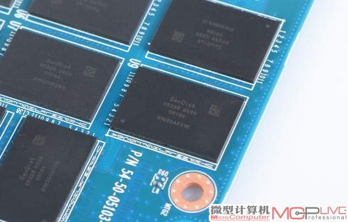 8颗闪迪19nmeX2 ABL MLC NAND颗粒，Toggle DDR 2.0型。