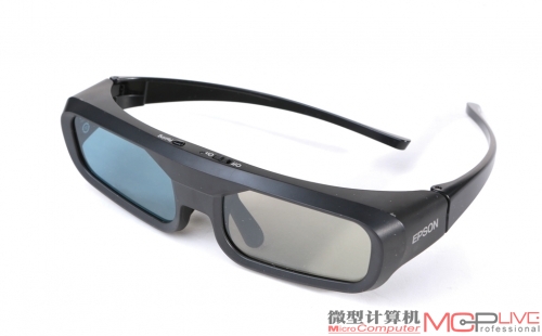 CH-TW5200支持3D显示，其配置的3D眼镜采用蓝牙技术与投影机连接（眼镜为选配）。眼镜的实际佩戴体验较为舒适，不夹头，很轻巧。