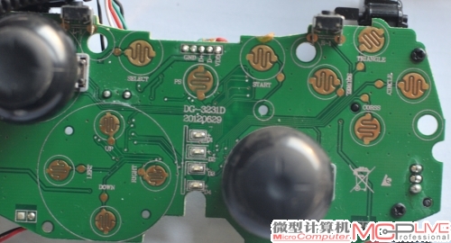 手柄的主控PCB非常简单正面是各按键的触点，背面则是主要电路结构，也包括重要的主控芯片。