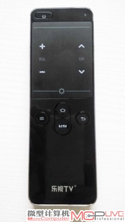 Max70额外配备了一个体感遥控器，拥有一个小触控板可同时支持触控操作。此外，它的屏显键支持截屏功能，这也给我们的评测带来不小的方便。
