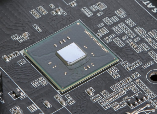 英特尔Z97 PCH芯片组，它具备更好的超频能力，支持动态存储加速技术，值得注重性能的游戏玩家选购。