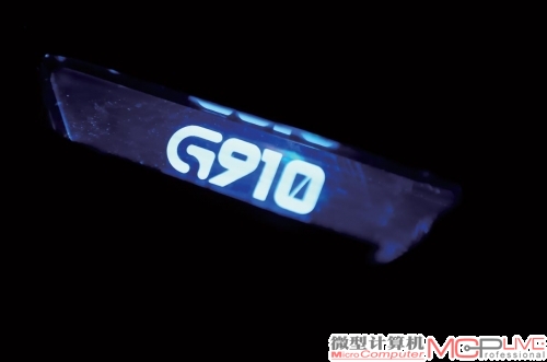 非常耀眼的液晶LED的Logo效果，其实，它就是镂空的G910标志加上RGB背光而已。但是就酷炫效果而言，非常的出众。