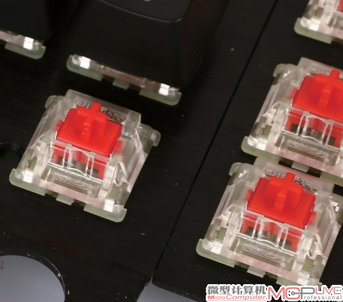 采用的是Cherry MX RGB红轴。与传统MX红轴相比，其轴体整体改为了透明塑料，且不再保留LED灯位插孔，改为使用SMD LED作为背光源。但在手感上，与MX红轴完全一致。