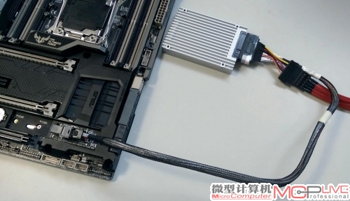 通过在Hyper Kit转接器上连接转换线，普通主板也能使用U.2 SSD。