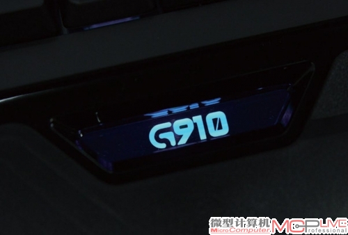 G910的Logo采用了镂空透明设计，搭配耀眼的LED灯，使得它非常美观。