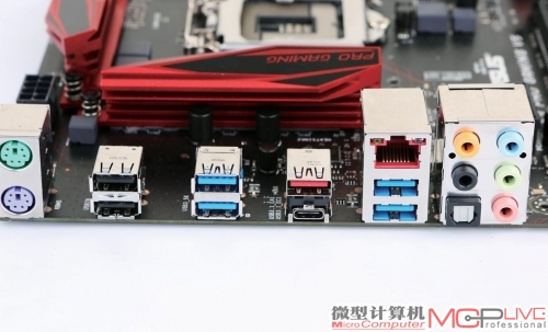 主板背板提供两个USB 3.1接口，包括一个红色的Type-A接口，以及一个Type-C接口。